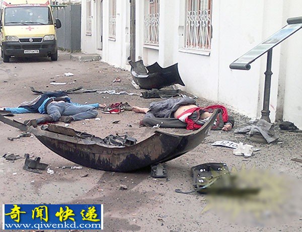 奔驰超速撞碎马自达车尾 致两乘客飞出车外惨死