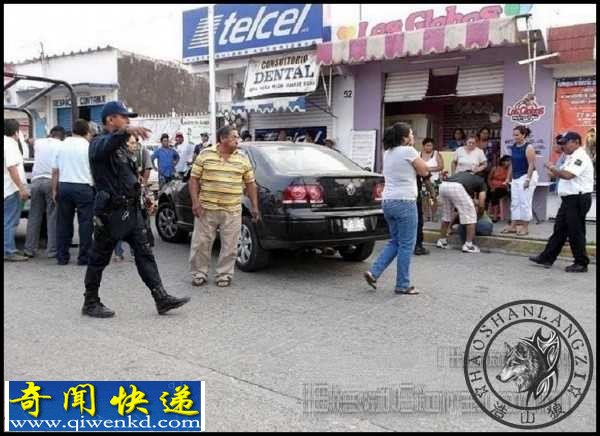 conew_mexico-woman-folded-under-car-02.jpg 失控轿车撞上摩托车夫妻 女子被折叠卷入车底挤死