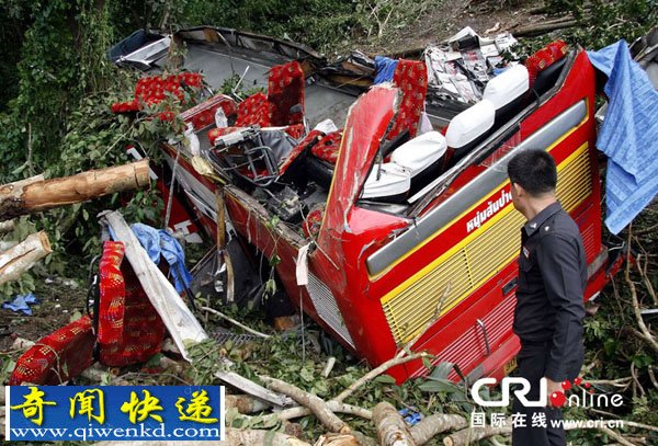 泰国南邦府一辆客车坠入深谷造成22名乘客死亡