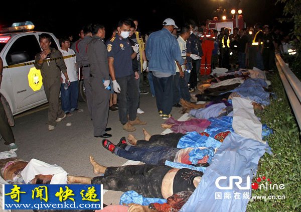 泰国南邦府一辆客车坠入深谷造成22名乘客死亡