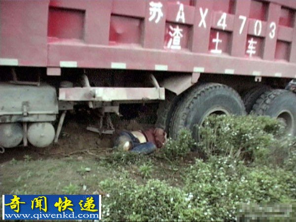 渣土车撞死骑车人 女子被卷入车下碾死