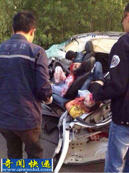 奥迪追尾大货车破毁致两死两伤