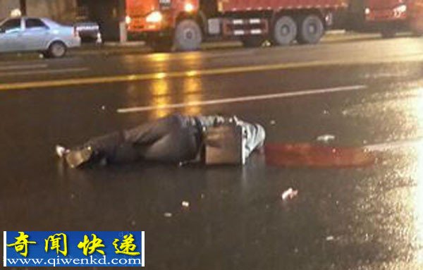 楚王城大道货车撞倒一中年男子 男子倒血洎中