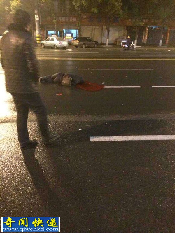 楚王城大道货车撞倒一中年男子 男子倒血洎中
