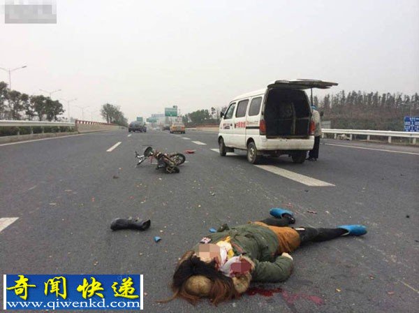 南京女子携子骑车高速逆行被撤撞死