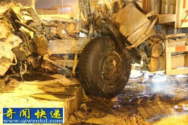 大连货车相撞 司机甩出车外遭自家货车碾轧身亡