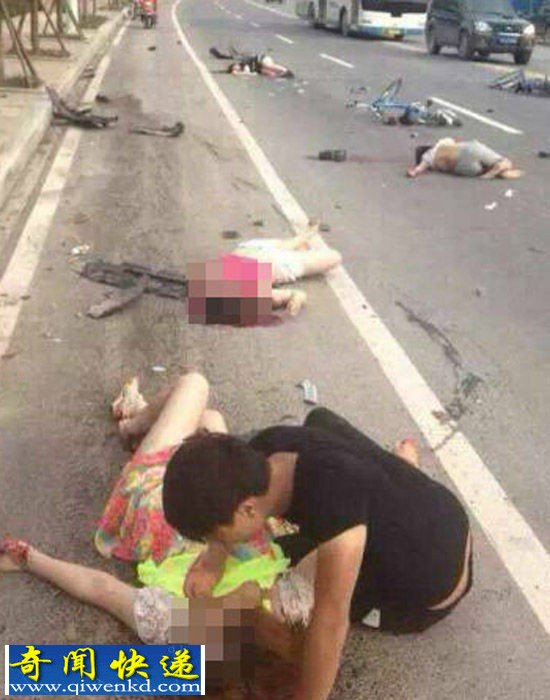南江小车失控撞路人:致1死4伤