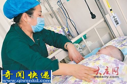 雪堆惊现冻僵女尸 救援时尸下竟传出婴儿哭声(现场组图)