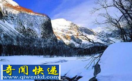 雪堆惊现冻僵女尸 救援时尸下竟传出婴儿哭声(现场组图)
