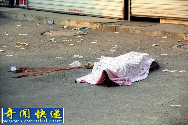 男子当街持刀砍路人 有死有伤后跳楼
