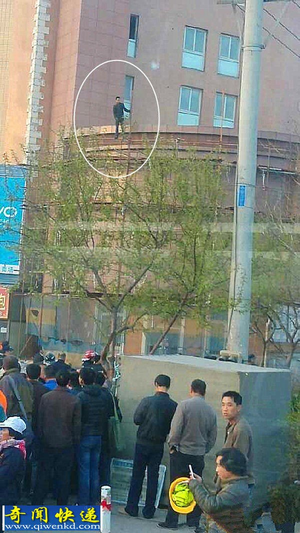男子当街持刀砍路人 有死有伤后跳楼