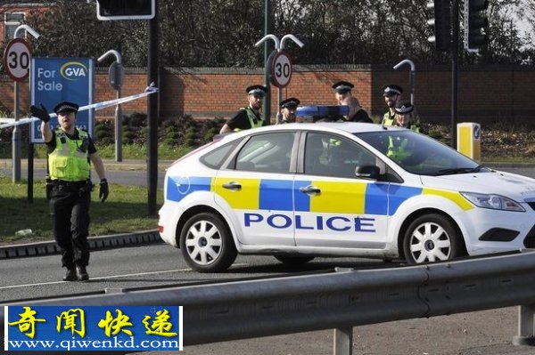 英警方拉起警戒线寻找被人割下的JJ