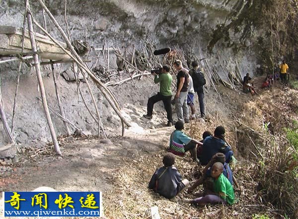 新几内亚土著恐怖的尸体仪式:烟熏勇士尸体吊挂悬崖
