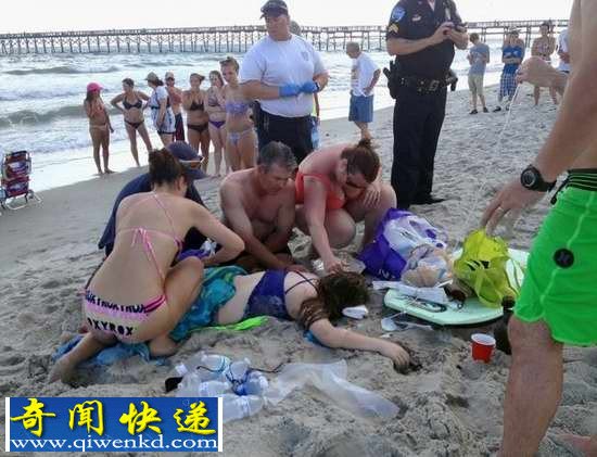 好惨烈!一对男女海滩游玩被鲨鱼咬掉手臂