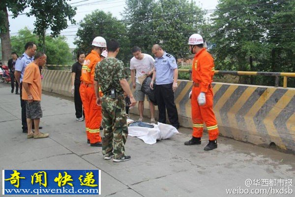 成都男子在桥上用食品袋上吊自杀?