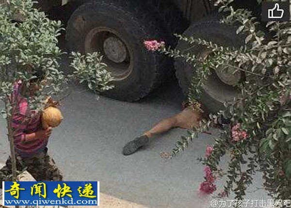 陕西省发生惨烈车祸:摩托车主被疯狂拉土车碾拖行十米