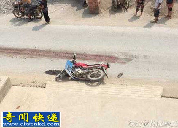 陕西省发生惨烈车祸:摩托车主被疯狂拉土车碾拖行十米