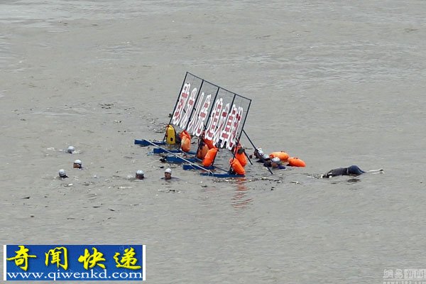 武汉渡江节遭遇恐怖浮尸"拦路" 横渡队员措手不及