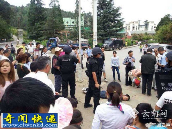 云南昆明一男子厌世驾越野车冲向人群有人伤亡