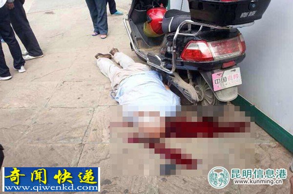 云南昆明一男子厌世驾越野车冲向人群有人伤亡