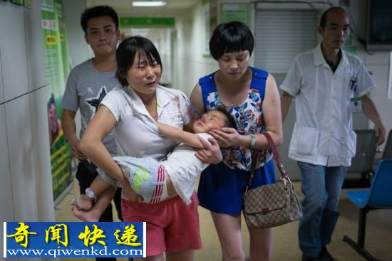 杭州3岁男童独自在家玩耍 将剪刀插入右眼 3岁男童在家独自玩耍将剪刀插入右眼