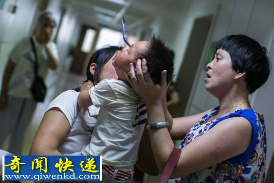 杭州3岁男童独自在家玩耍 将剪刀插入右眼 3岁男童在家独自玩耍将剪刀插入右眼