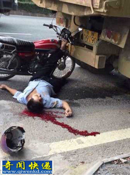 云浮市:一男子骑摩托车追尾大货头爆血流身亡