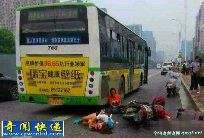 湖南男童惨死公交车车轮 母亲抱其遗体痛苦不愿撒手