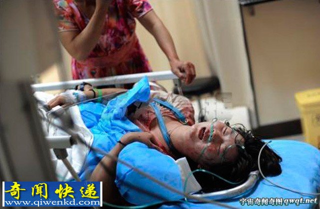 湖南男童惨死公交车车轮 母亲抱其遗体痛苦不愿撒手
