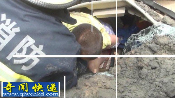 上海:一渣土车将一小轿车压扁,司机逃生一家三口被压