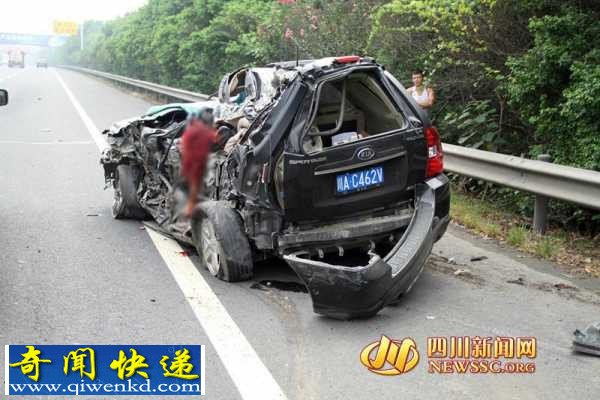 成南告诉发现惨烈现场:挂车冲破护栏撞上越野车两人致死