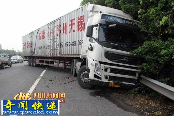 成南告诉发现惨烈现场:挂车冲破护栏撞上越野车两人致死
