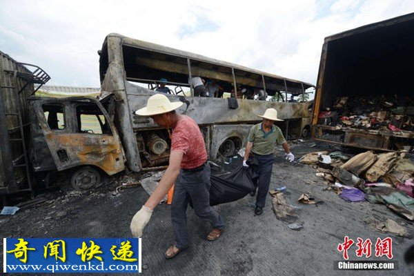 沪昆高速货车与载53人大巴相撞爆炸致38人死亡现场惨烈