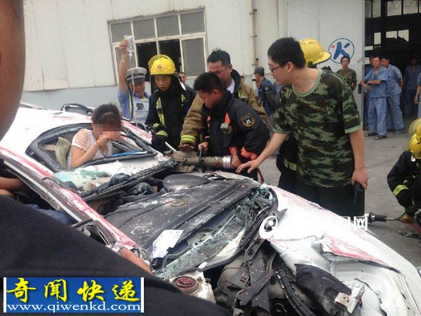 奇迹!青岛轿车被半挂车压扁 车内两人毫发无伤