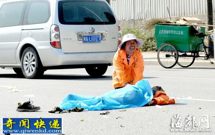 福建:牛奶车撞飞老年环卫工 环卫工当场身亡