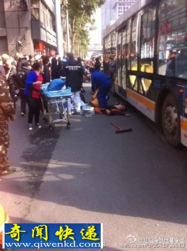 成都公交车失控冲撞路人致两死多伤现场惨烈