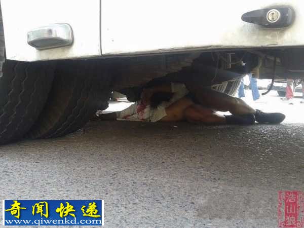 慎入:殒命大巴轮下的泰国骑摩托车女子