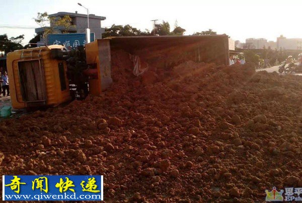 江门街头泥头车侧翻 数十吨泥砸死路过一家四人