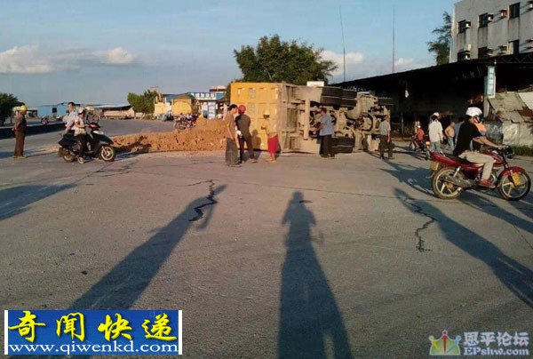 江门街头泥头车侧翻 数十吨泥砸死路过一家四人