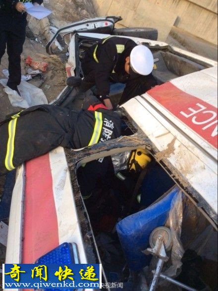 甘肃境内一救护车侧翻冲下高速致5死3伤(现场组图)