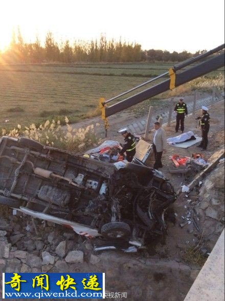 甘肃境内一救护车侧翻冲下高速致5死3伤(现场组图)