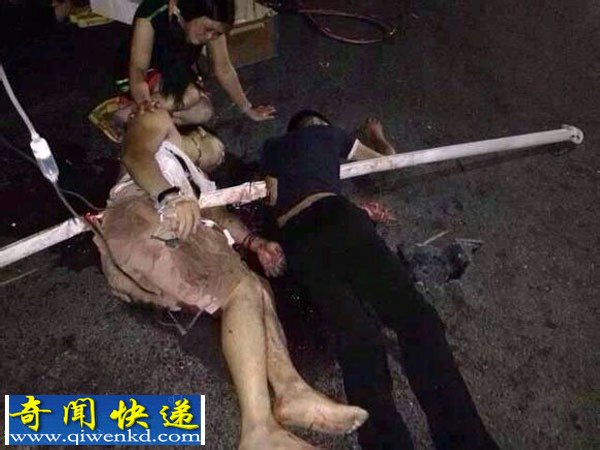 陆丰东海发生惨车祸 轿车撞飞两名摩托男子栏杆刺穿身体惨死