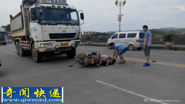 广西梧州莲花桥交通事故:摩托车撞渣土车致1人死3重伤