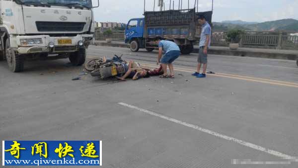 广西梧州莲花桥交通事故:摩托车撞渣土车致1人死3重伤
