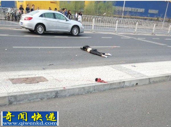 男子骑飞车摩托:撞灯杆头皮撕裂一地