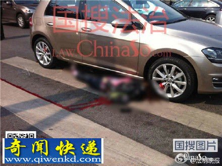 车祸现场 大连女孩过马路遭碾轧身亡 头部碎裂血溅一地