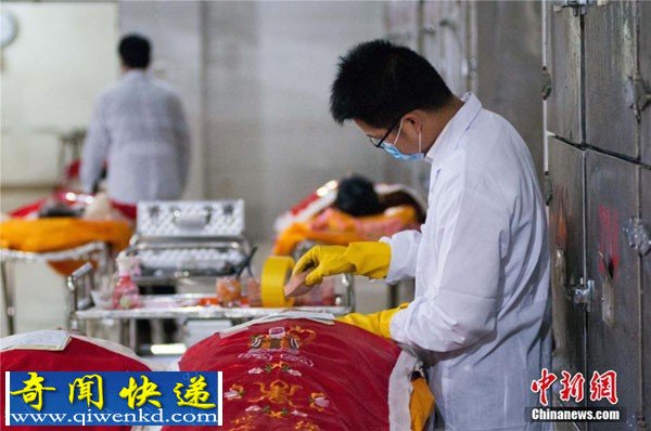 记录殡仪馆遗体化妆师的工作场景 为逝者遗体整容