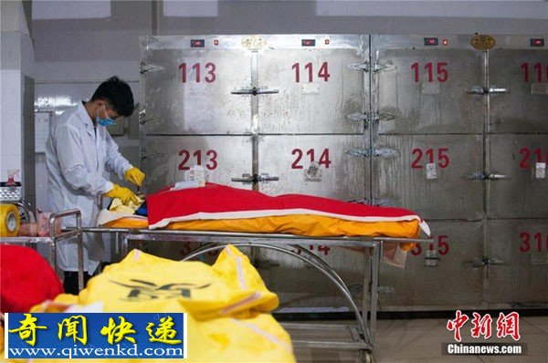 记录殡仪馆遗体化妆师的工作场景 为逝者遗体整容
