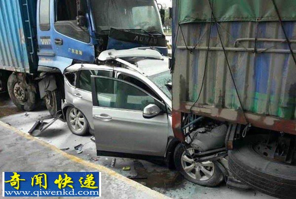 触目惊心的车祸现场,轿车被夹成饼