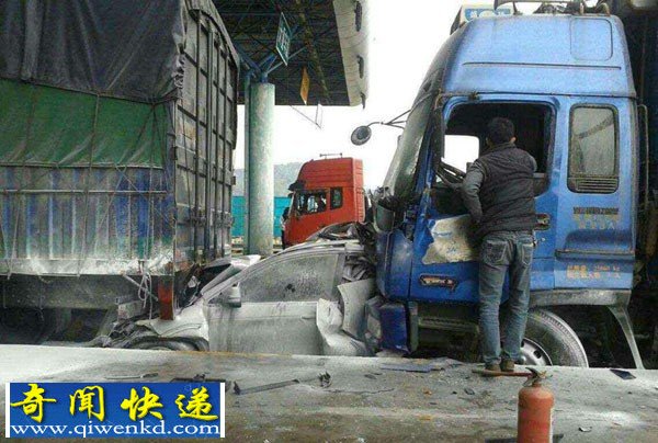 触目惊心的车祸现场,轿车被夹成饼